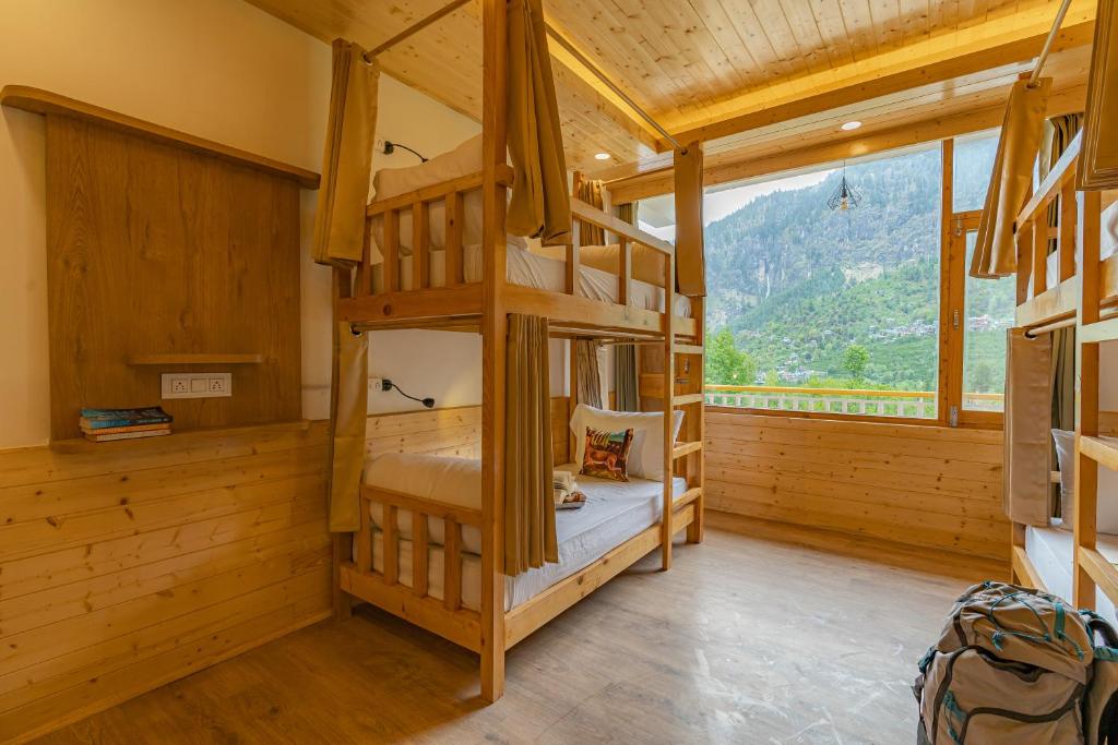 Nespecifikovaný výhled na hory nebo výhled na hory při pohledu z hostelu