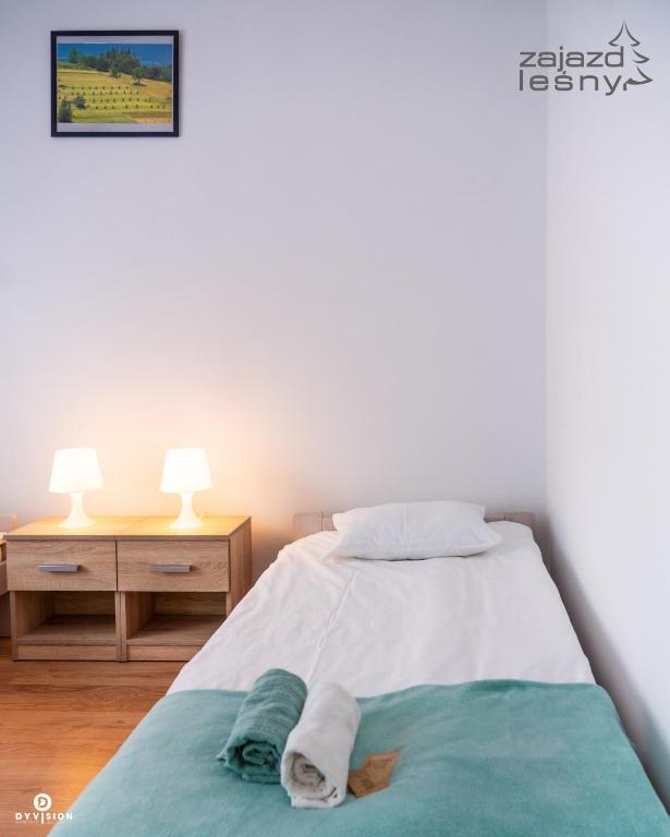 Postel nebo postele na pokoji v ubytování Zajazd Leśny Zwierzyniec