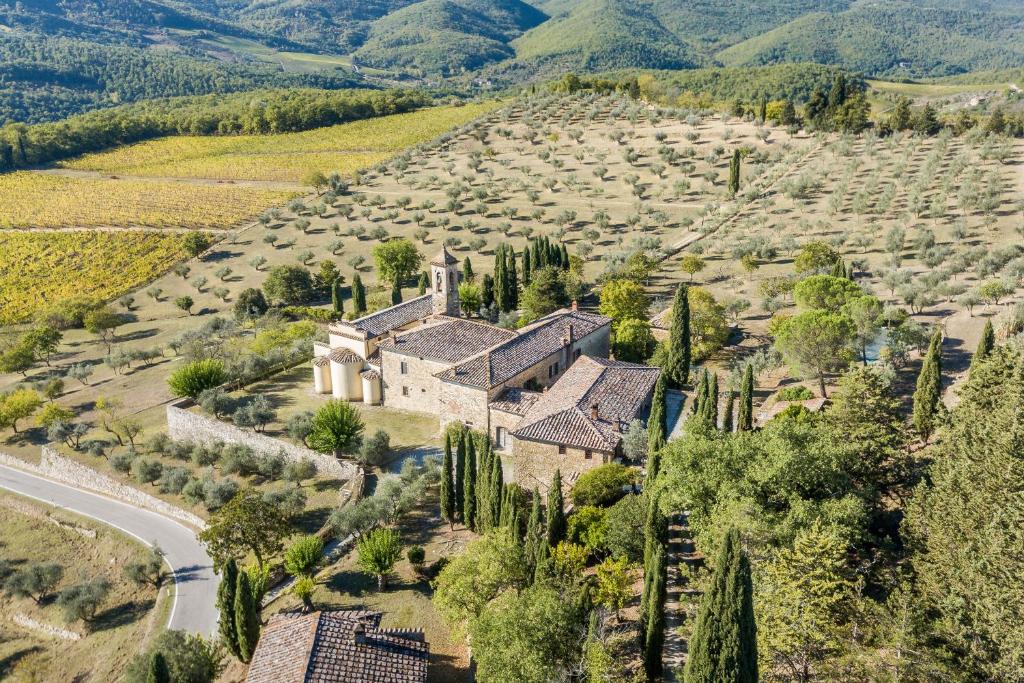una vista aerea di una casa con alberi e una strada di Pieve Aldina Relais & Châteaux a Radda in Chianti