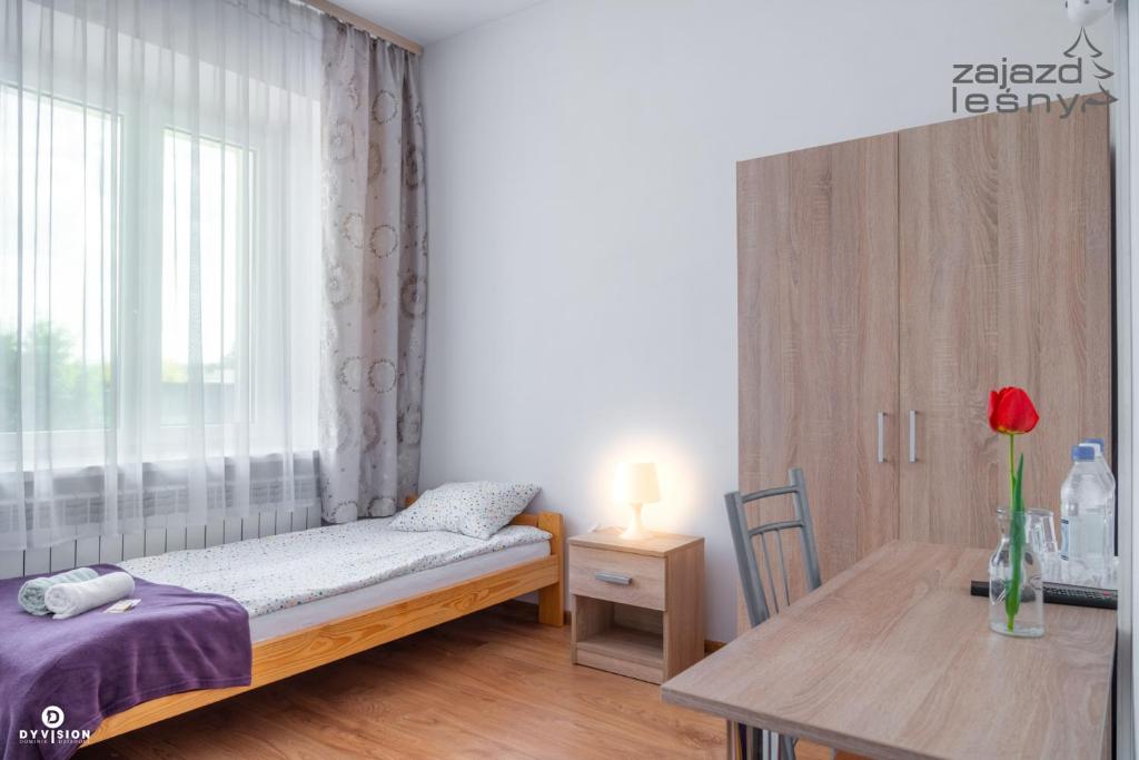 Postel nebo postele na pokoji v ubytování Zajazd Leśny Zwierzyniec