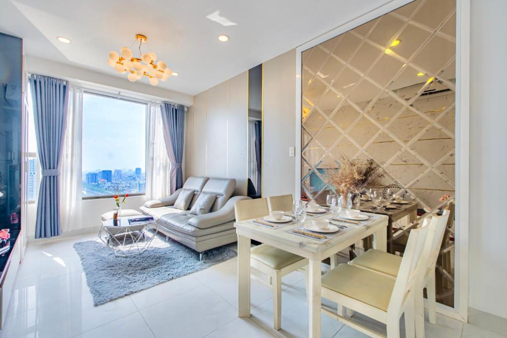 - un salon avec une table et un canapé dans l'établissement Grand SaiGon Centre - RiverGate Residence, Free Gym&Pool, à Hô-Chi-Minh-Ville