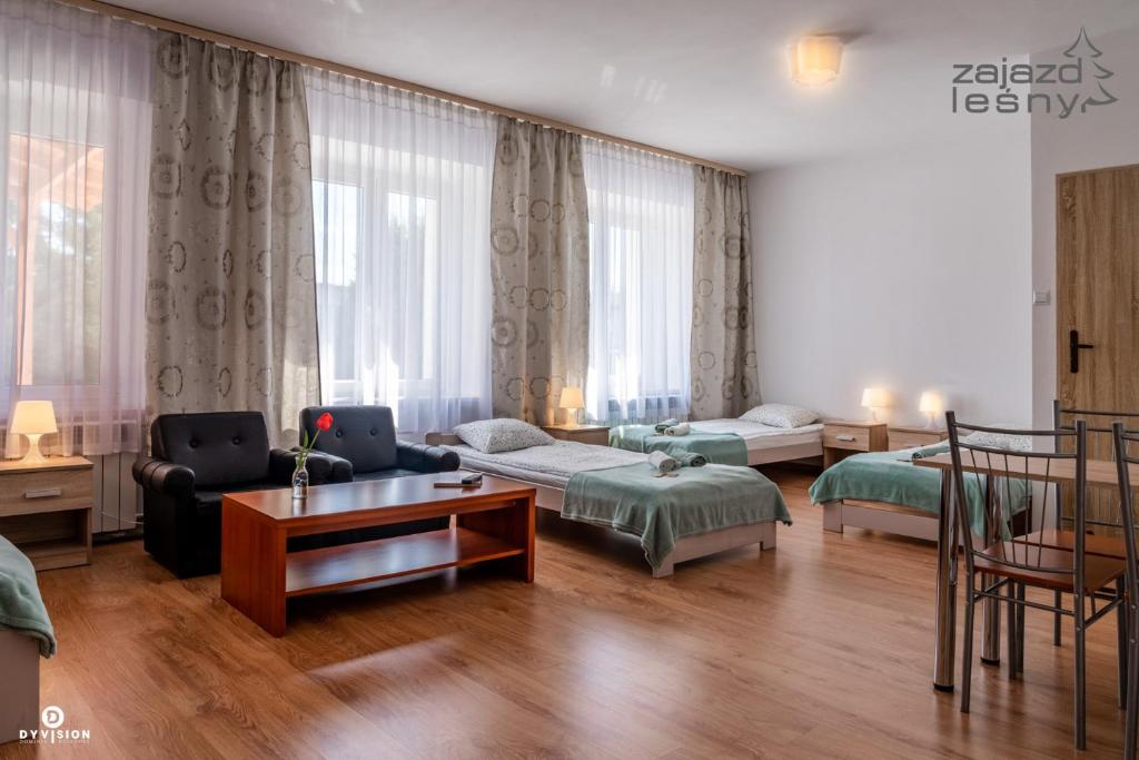 Postel nebo postele na pokoji v ubytování Zajazd Leśny Zwierzyniec