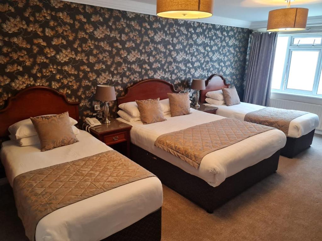 Postel nebo postele na pokoji v ubytování Abbey Hotel Donegal