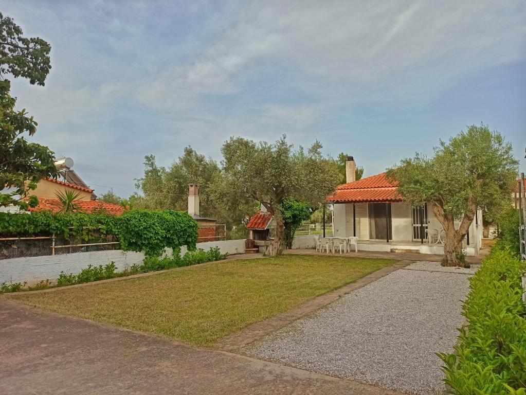 a house with a garden in front of it at Alykesbeachhouse in Drosia