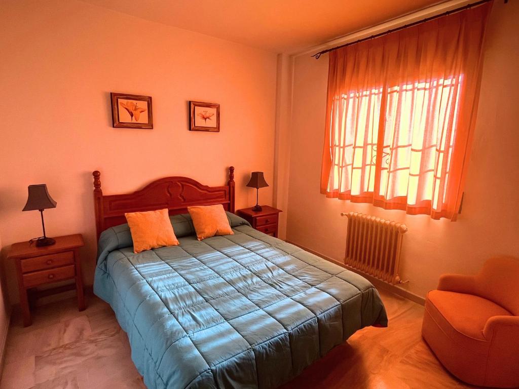 カソルラにあるCasa María Pilarのベッドルーム1室(ベッド1台、椅子、窓付)