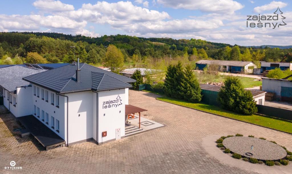 Nespecifikovaný výhled na hory nebo výhled na hory při pohledu z penzionu – hostince
