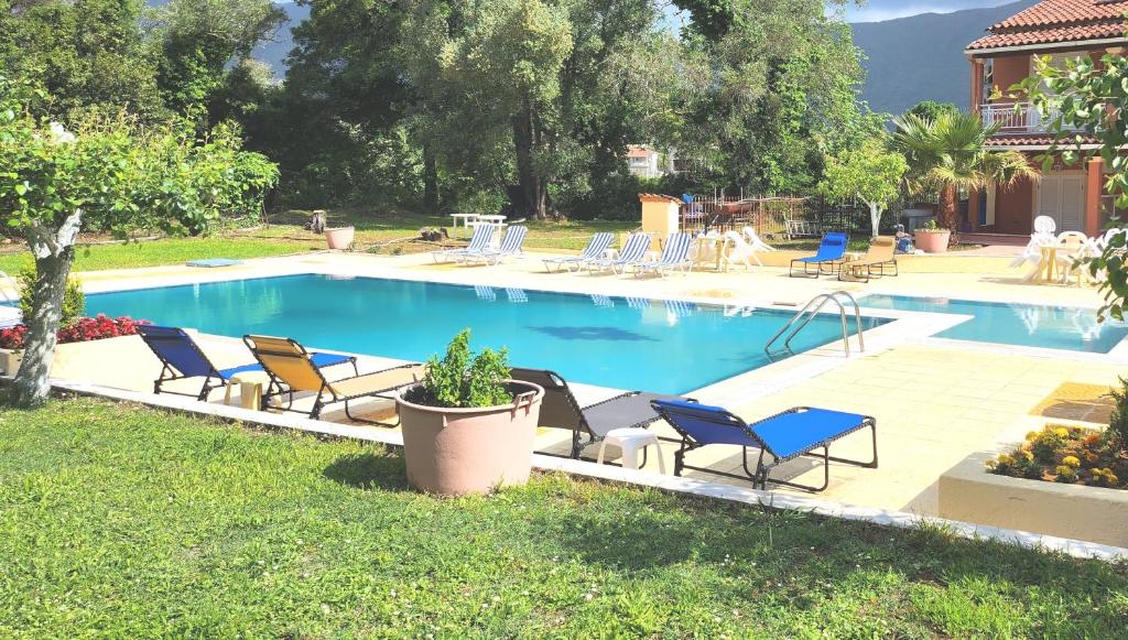 uma piscina com cadeiras e um grupo de móveis em Corfu Paloma Apartments em Ýpsos