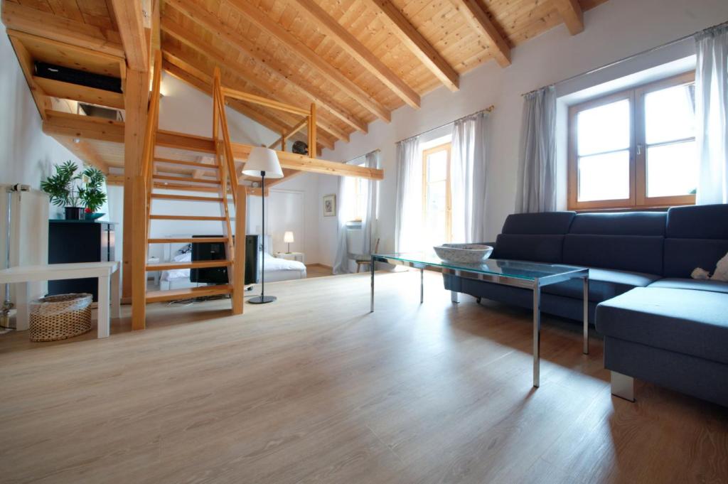 ein Wohnzimmer mit einem Sofa und einem Hochbett in der Unterkunft Kaffeehaus Kranzbach in Krün