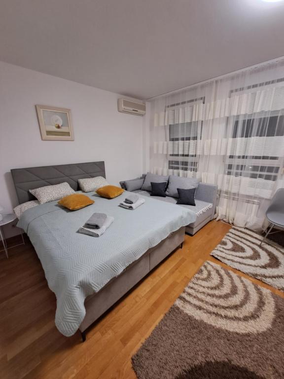 a bedroom with a large bed in a room at Manhattan studio Seboj Belvil in Novi Beograd