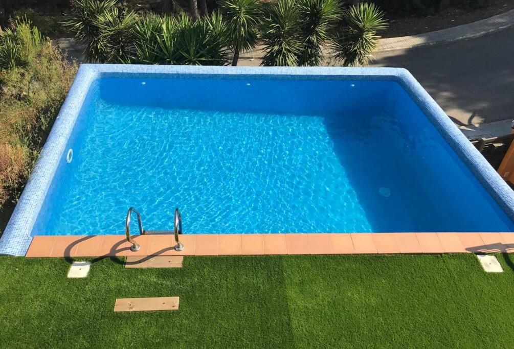 an overhead view of a blue swimming pool at Villa con piscina privada in Olivella