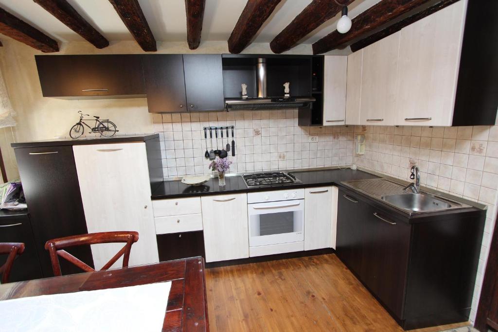 Kuchnia lub aneks kuchenny w obiekcie Apartment Midea