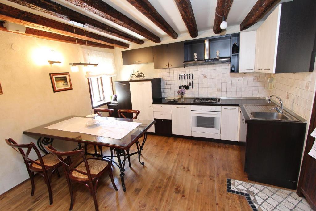 Kuchnia lub aneks kuchenny w obiekcie Apartment Midea