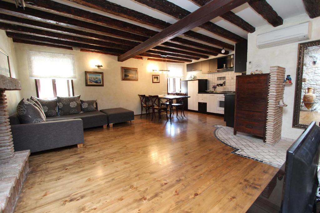 duży salon z kanapą i stołem w obiekcie Apartment Midea w Rovinj