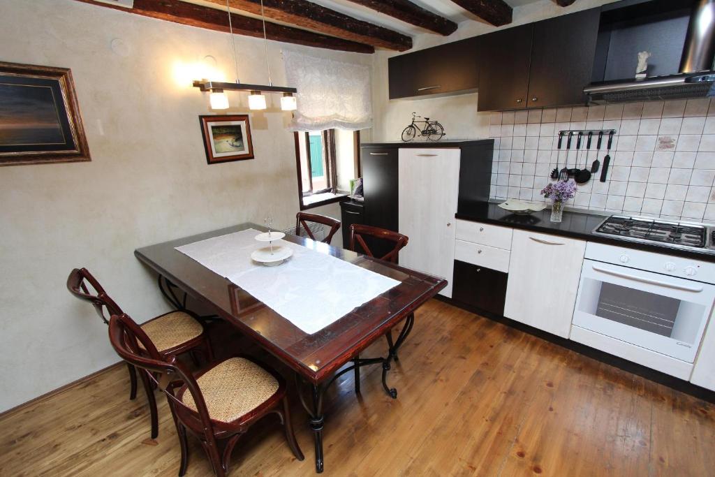 Kuchnia lub aneks kuchenny w obiekcie Apartment Midea