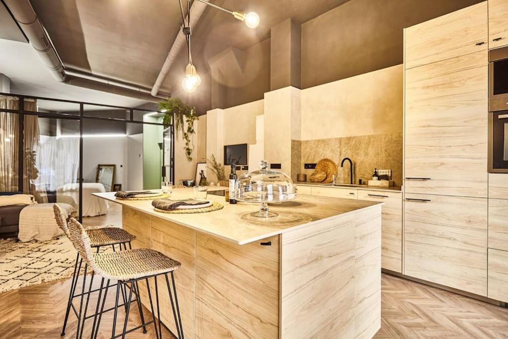 cocina con barra y 2 taburetes en Ginger - Exclusivo Loft Urbano, en San Vicente del Raspeig