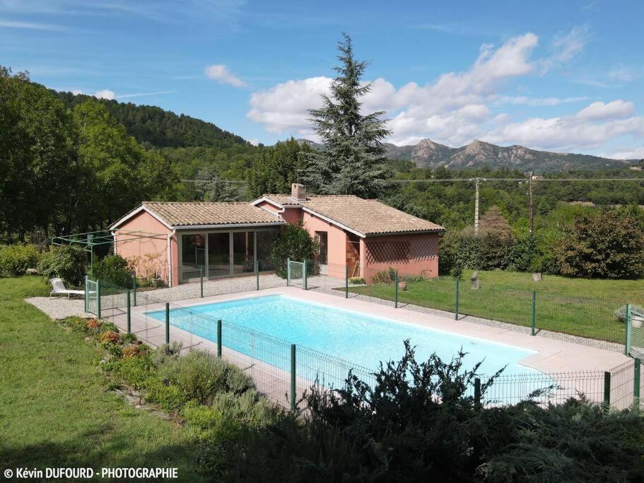 Bazén v ubytování Maison indépendante avec piscine nebo v jeho okolí
