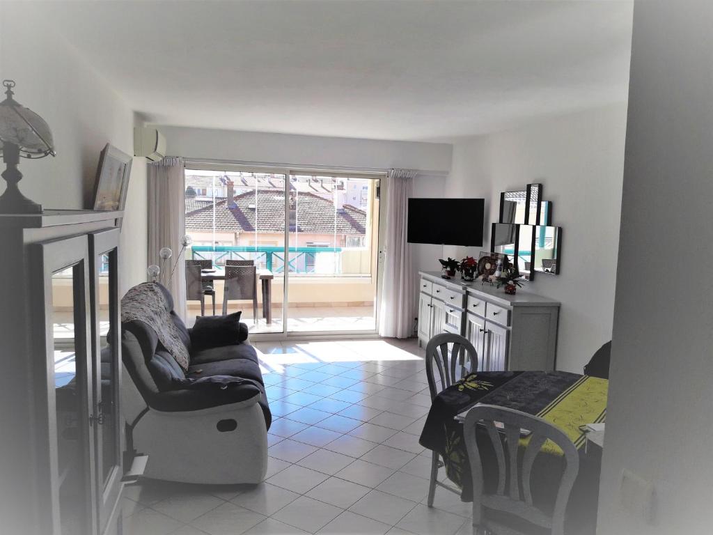 un salon avec une table et une salle à manger dans l'établissement Superbe Appartement FREJUS PLAGE, à Fréjus