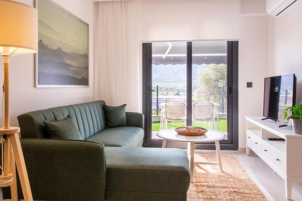 sala de estar con sofá, TV y mesa en Natur, en Izmir