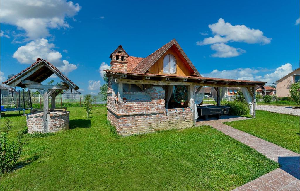 Vonkajšia záhrada v ubytovaní Two-Bedroom Holiday Home In Poljana