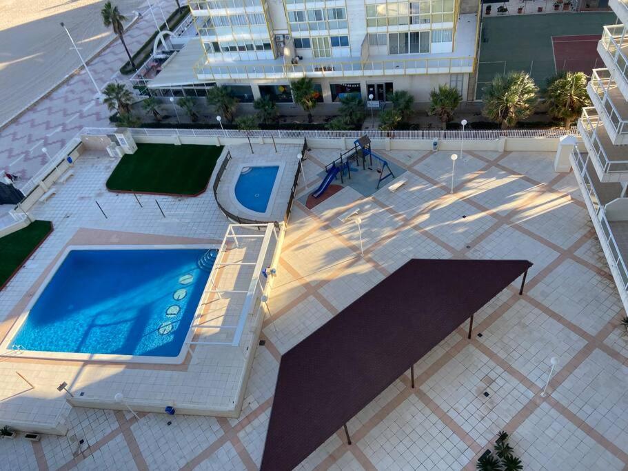 eine Aussicht auf den Pool eines Gebäudes in der Unterkunft Apartamento en playa de Cullera in Cullera