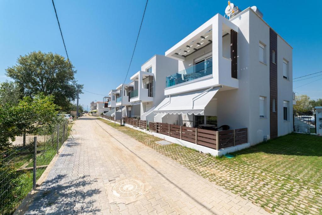 Une rangée de maisons sur le côté d'une route dans l'établissement Kleoniki & Irida Residential Complexes, à Ofrynio
