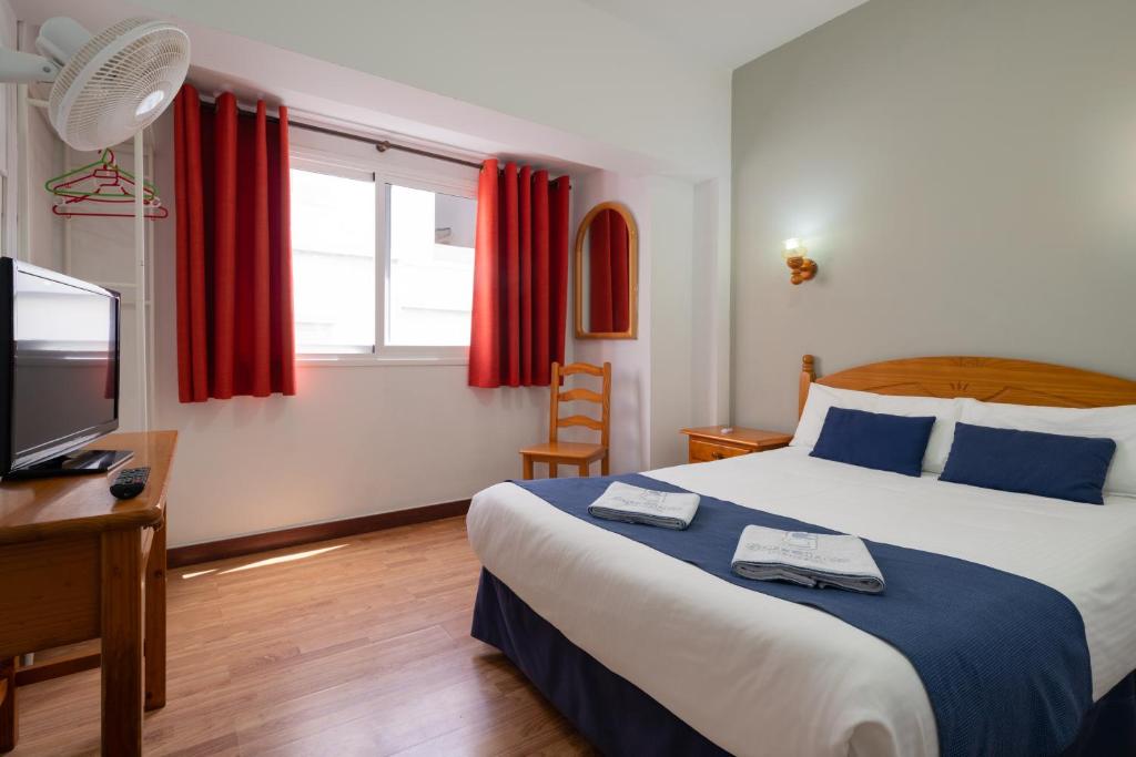 Postel nebo postele na pokoji v ubytování Hostal San Ginés