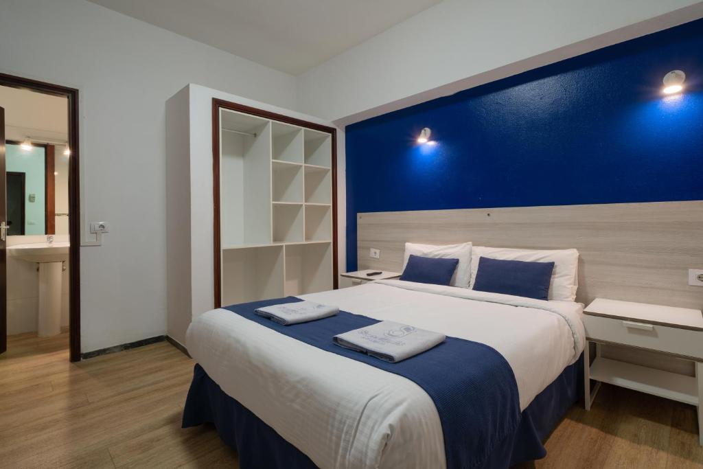 Postel nebo postele na pokoji v ubytování Hostal San Ginés