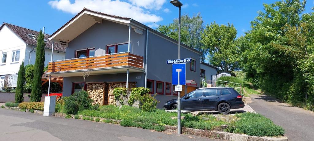 um carro azul estacionado em frente a uma casa em Casa Kühn em Hackenheim