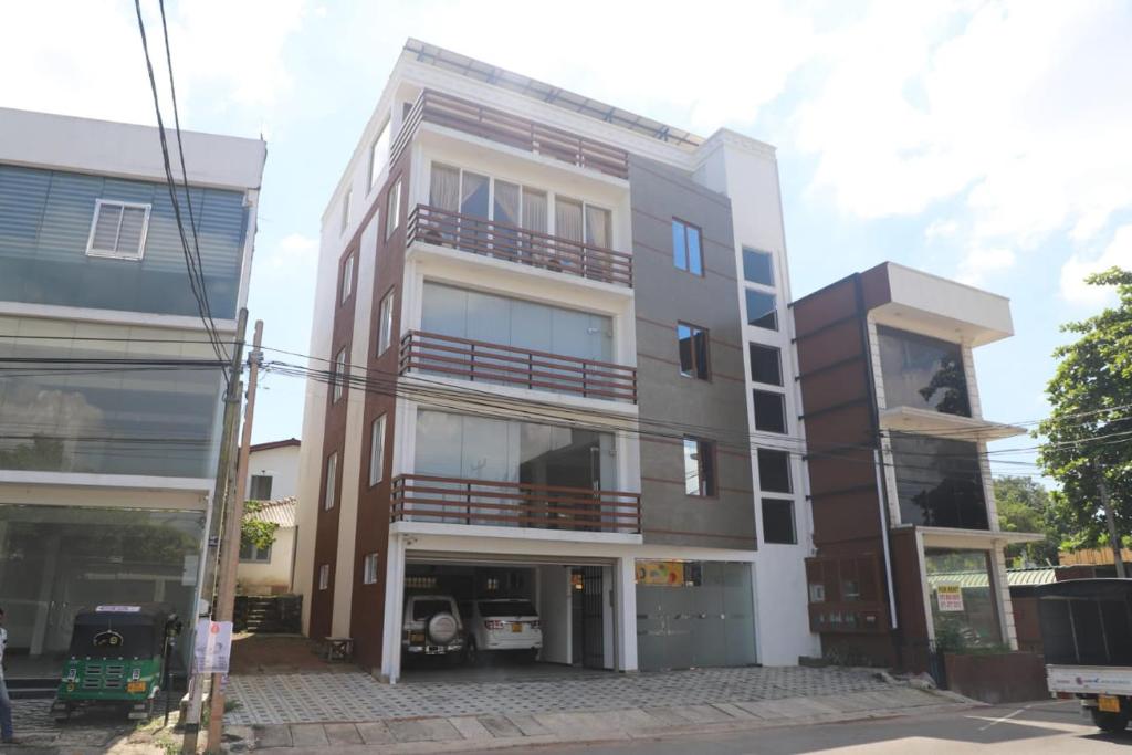 un edificio de apartamentos con balcones en una calle en Lake view apartments No 01 and 02, No 358,Tritech Services and Solutions Pvt Limited Building, en Boralesgamuwa