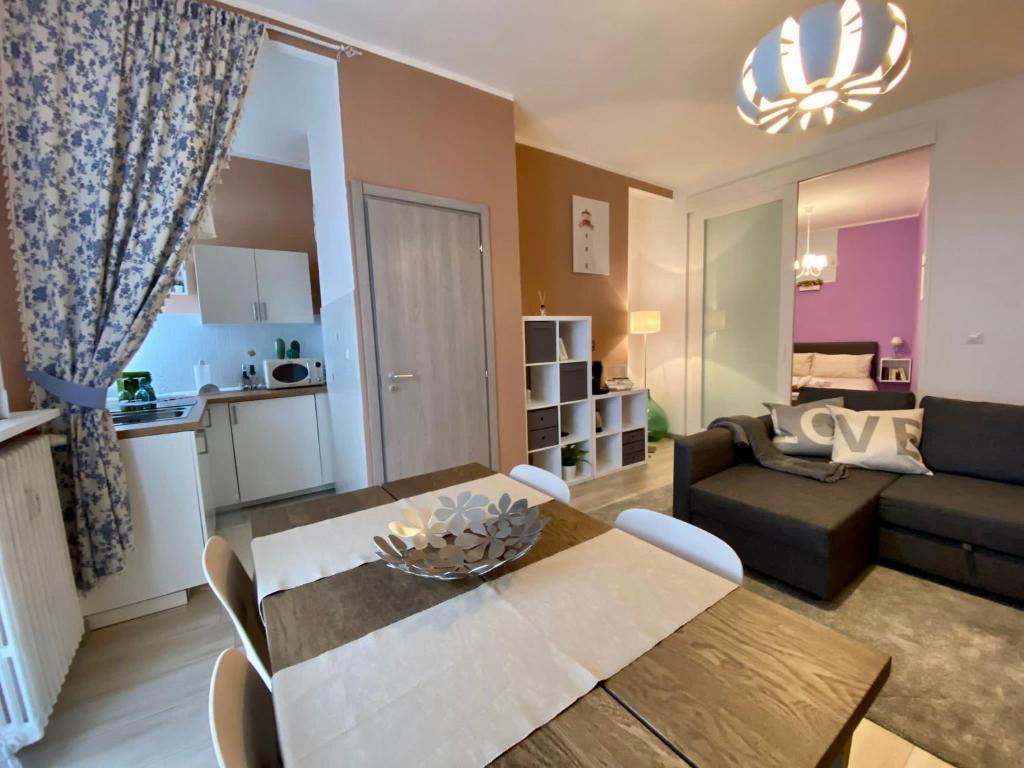 - un salon avec une table et un canapé dans l'établissement Appartamento Chagall, à Asti