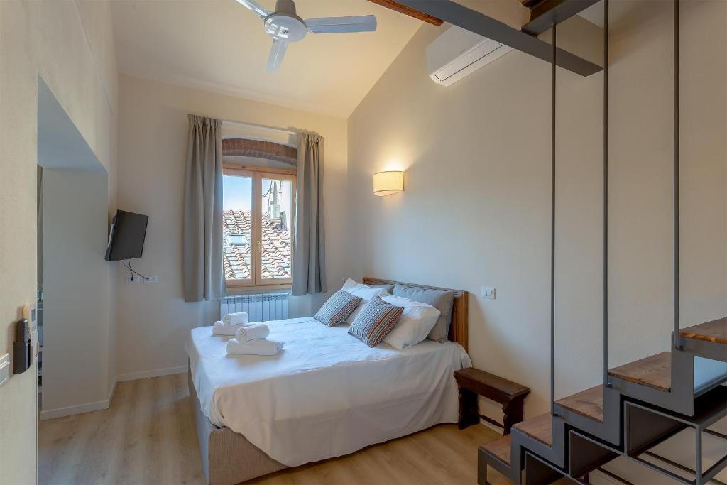 - une chambre avec un lit blanc et une fenêtre dans l'établissement Ramaglianti Apartments Suite Tre, à Florence