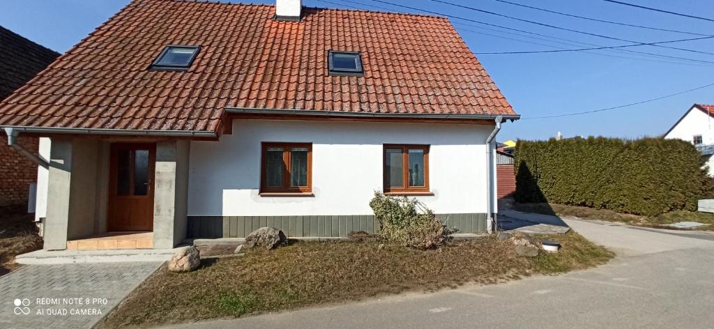 mały biały dom z czerwonym dachem w obiekcie Chalupa u Tomáše w mieście Brumovice