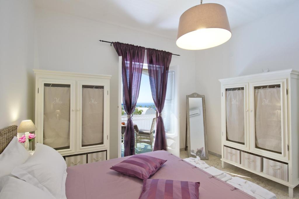 プライアーノにあるCasa La Coccinellaのベッドルーム(ベッド1台、窓付)