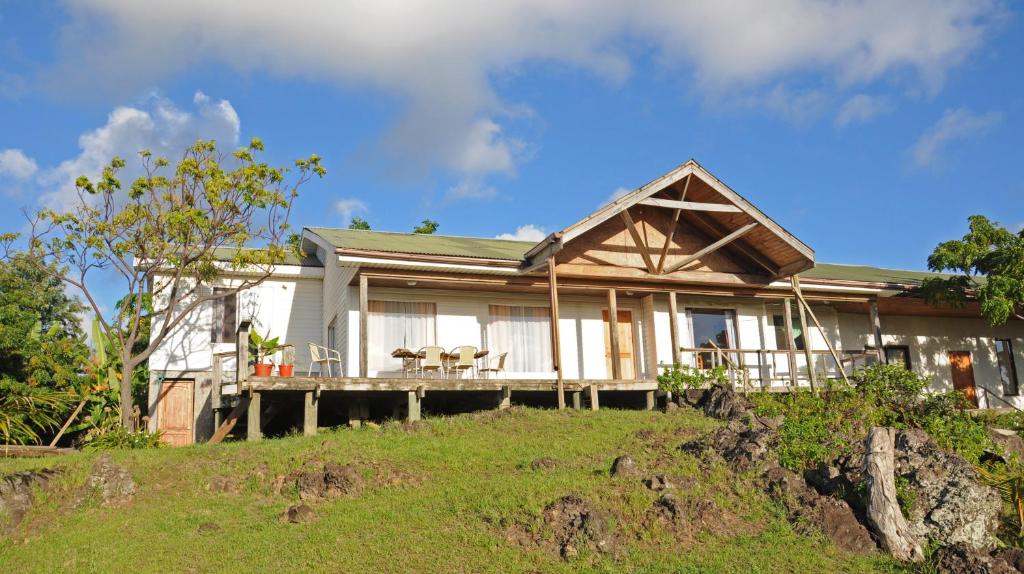 una casa en la cima de una colina en Hotel Tekarera - Kainga Nui, en Hanga Roa