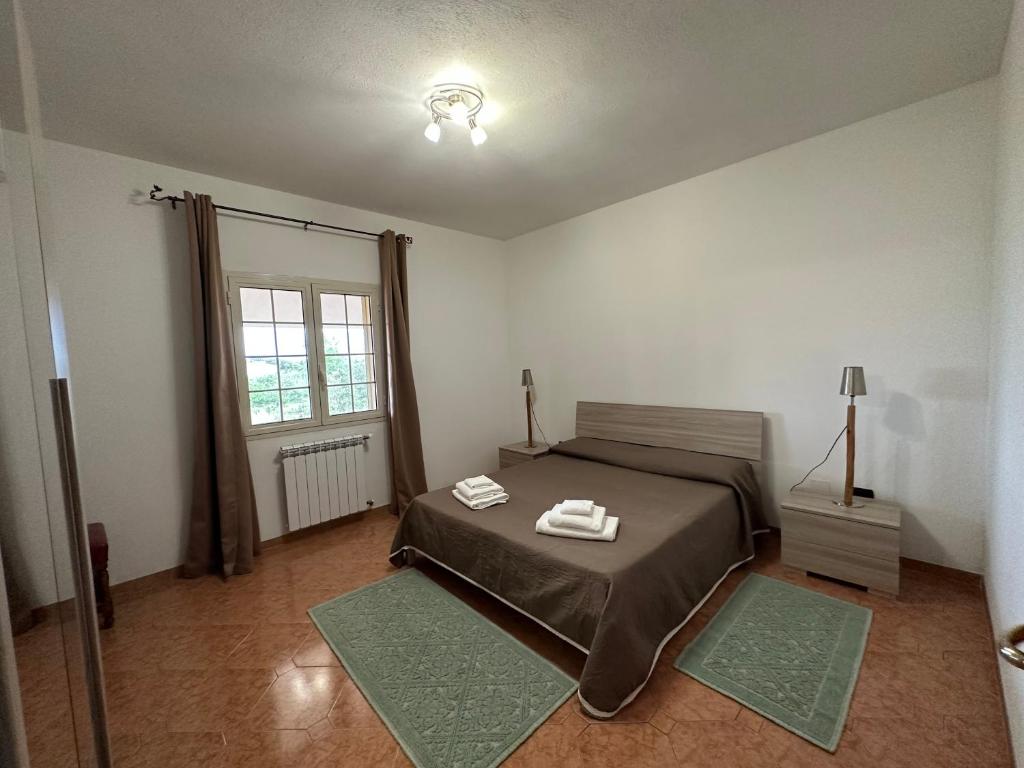 - une chambre avec un lit et 2 serviettes dans l'établissement Domo Mia, à Telti
