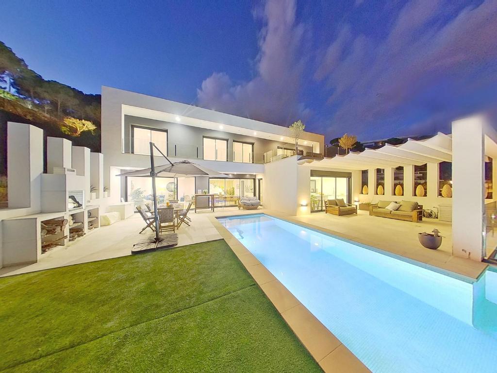 a house with a swimming pool in the yard at Premium Habitat 3 Hermanas in Sant Andreu de Llavaneres