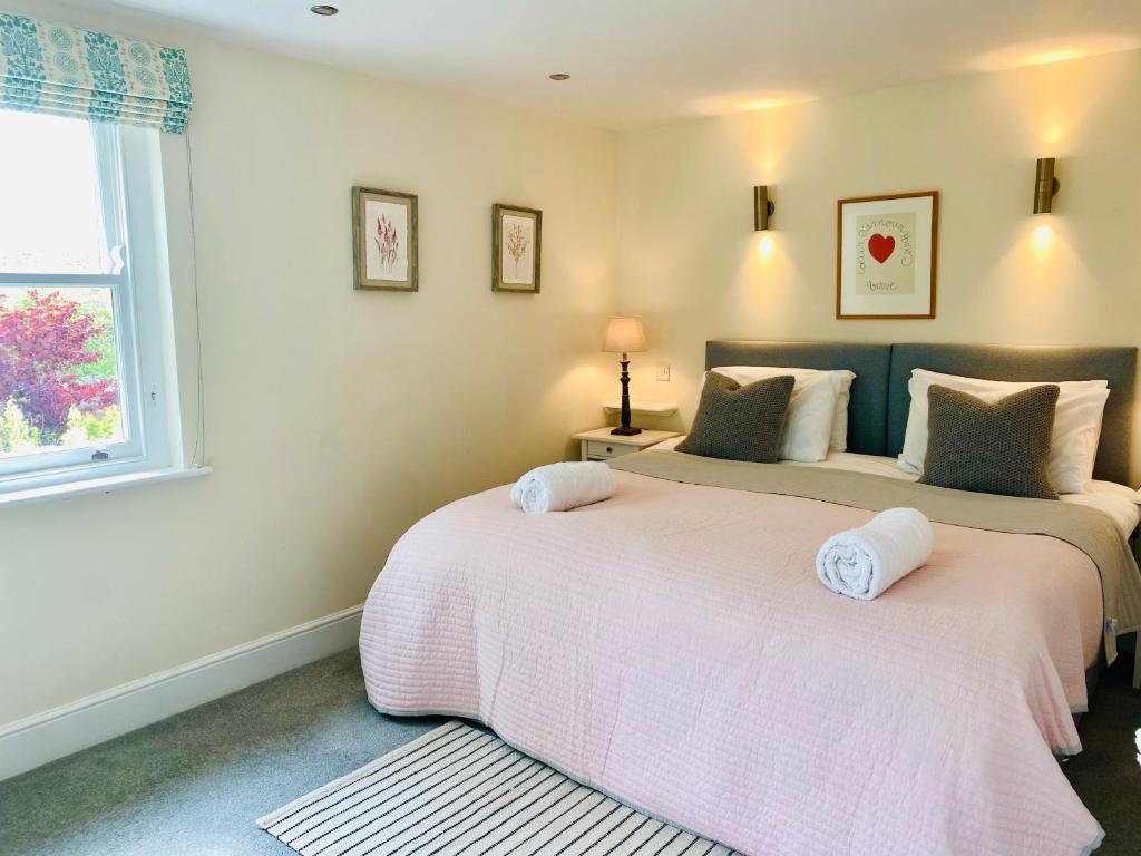 two beds sitting next to each other in a bedroom at The Applery, Leyburn Yorkshire Dales National Park in Leyburn