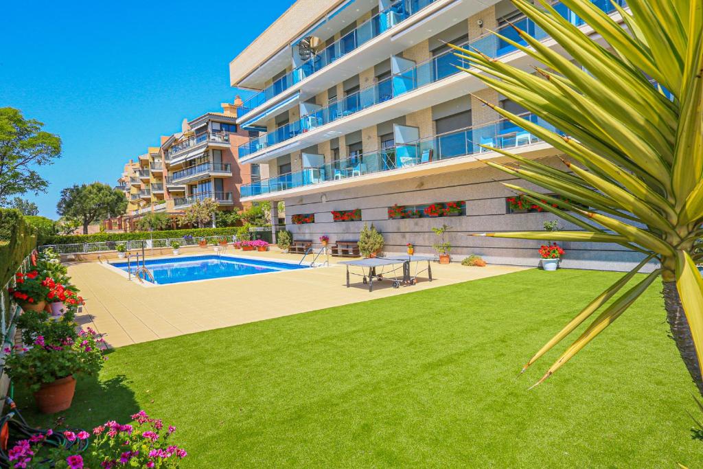 Bazén v ubytování LITORAL COSTA DORADA - TORRESOL 2 15 Only families nebo v jeho okolí