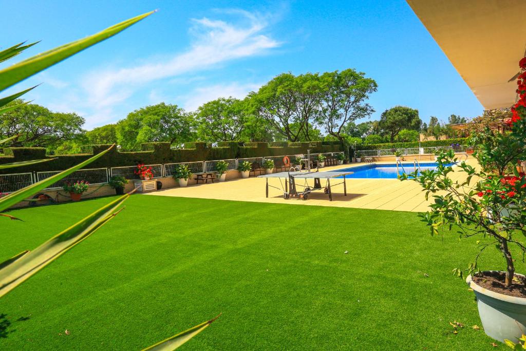 Bazén v ubytování LITORAL COSTA DORADA - TORRESOL 2 15 Only families nebo v jeho okolí