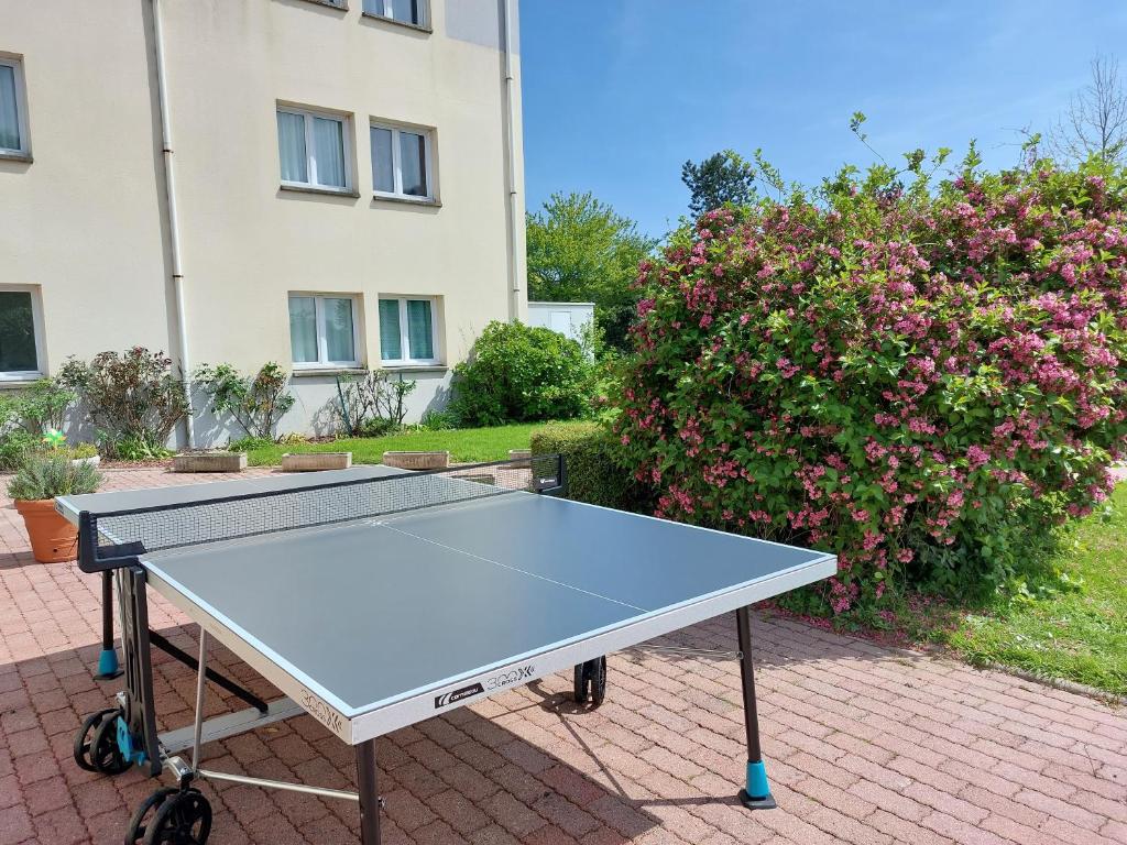 Stolní tenis v ubytování Contact Hotel Utah Beach Carentan nebo okolí