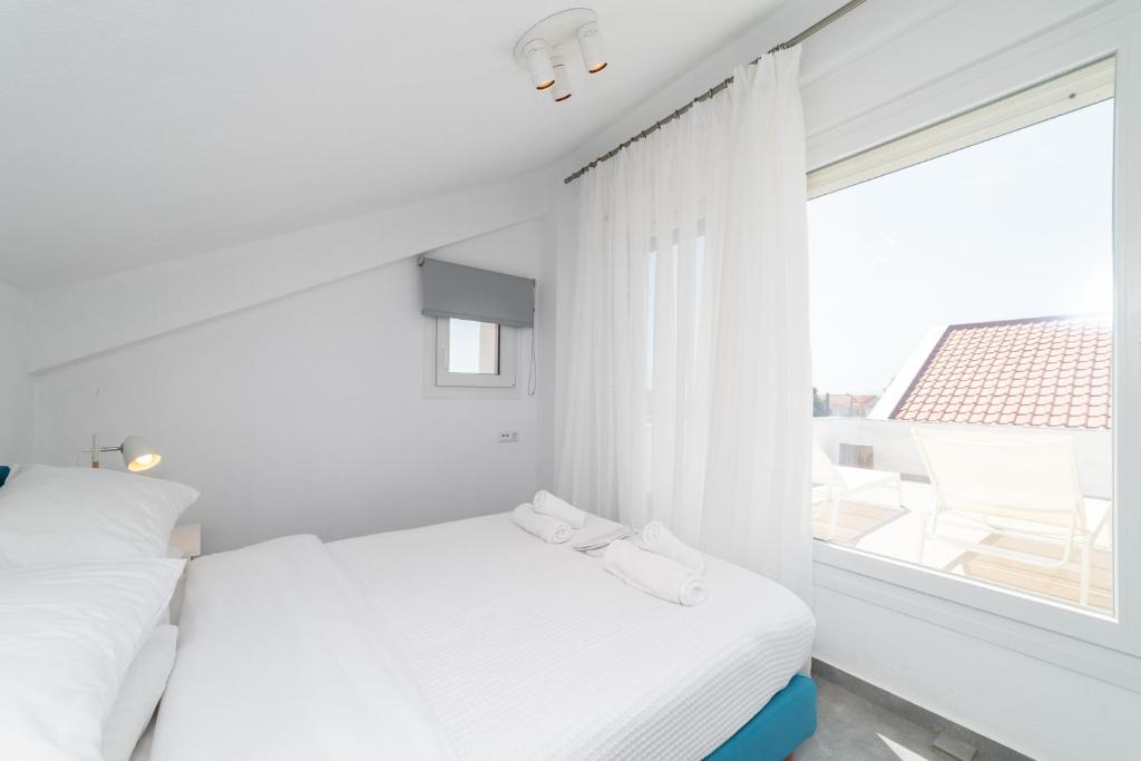 Postel nebo postele na pokoji v ubytování Dionysos Residential Complex