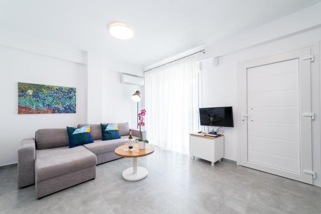 TV a/nebo společenská místnost v ubytování Dionysos Residential Complex