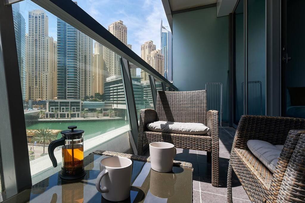 balkon z krzesłami i stołem z widokiem na miasto w obiekcie Studio with a view in the top location w Dubaju