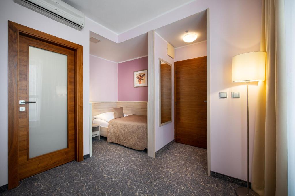 Postel nebo postele na pokoji v ubytování Hotel Mlynska