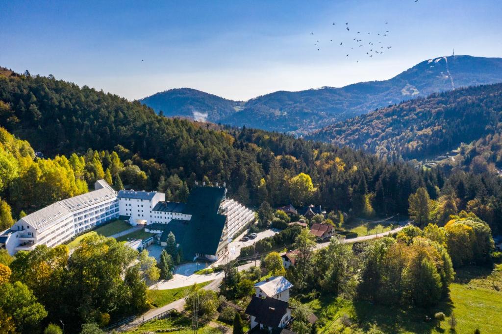 une vue aérienne sur un campus dans les montagnes dans l'établissement Hotel Klimczok Resort&Spa, à Szczyrk