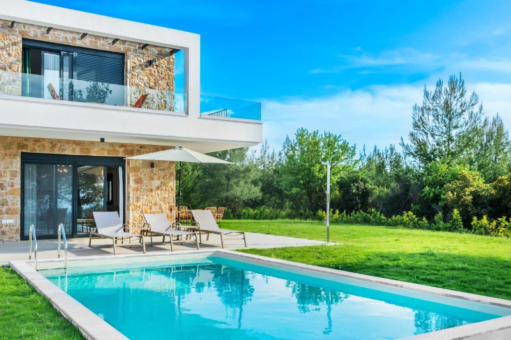 Villa con piscina y casa en Epta Villas Luxury Redefined en Agia Paraskevi
