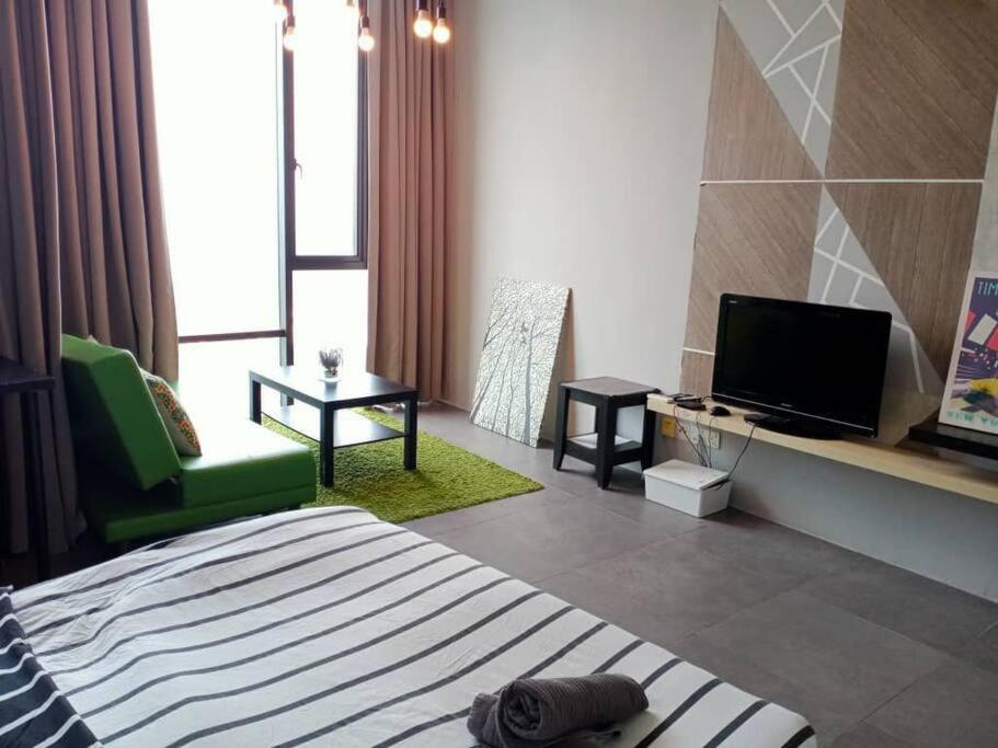 ein Wohnzimmer mit einem Bett und einem TV in der Unterkunft Eternally Studio Empire Damansara/Wi fi/Netflix in Petaling Jaya