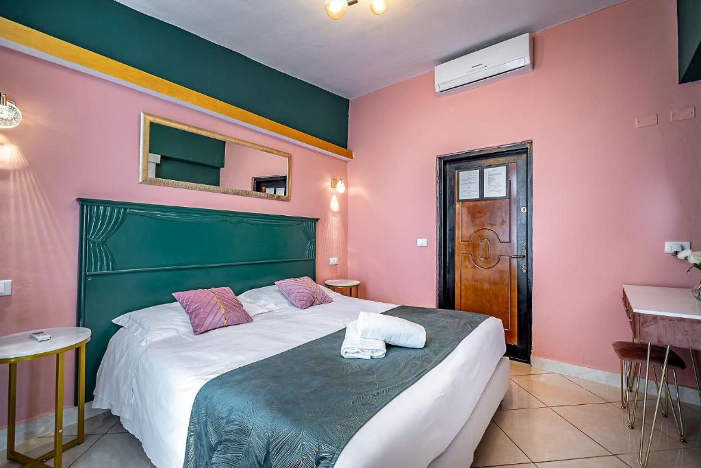 Łóżko lub łóżka w pokoju w obiekcie HOTEL VENETO Centro Storico di Firenze
