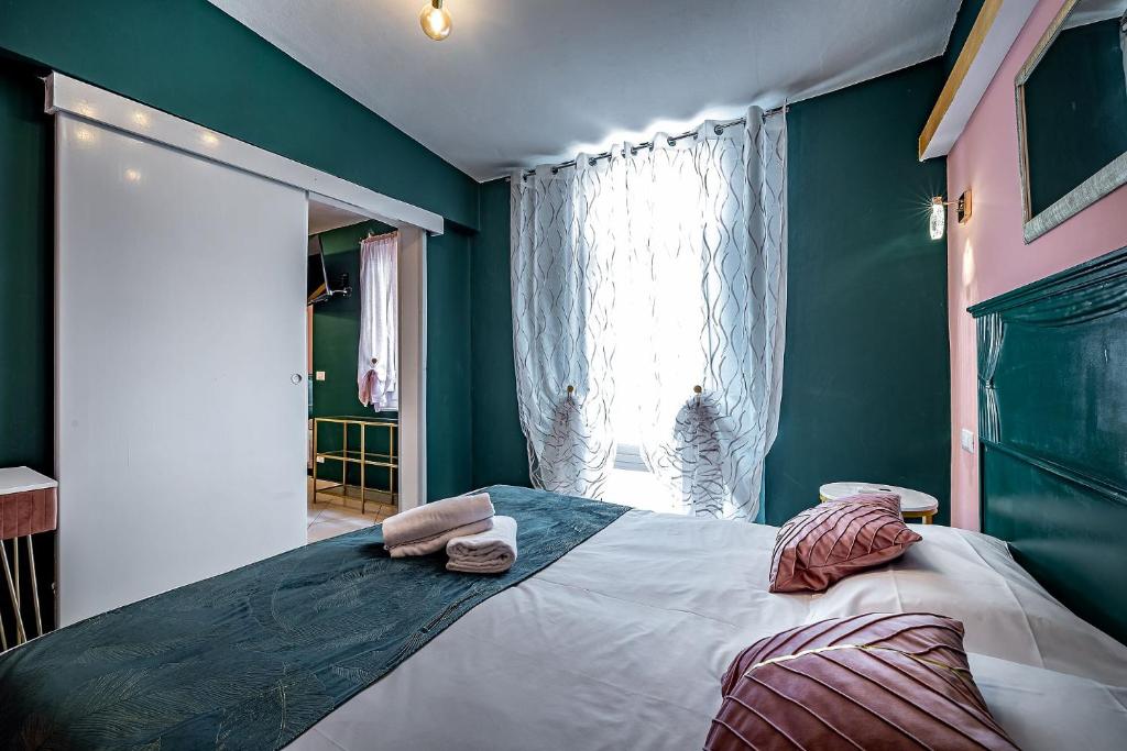 Łóżko lub łóżka w pokoju w obiekcie HOTEL VENETO Centro Storico di Firenze