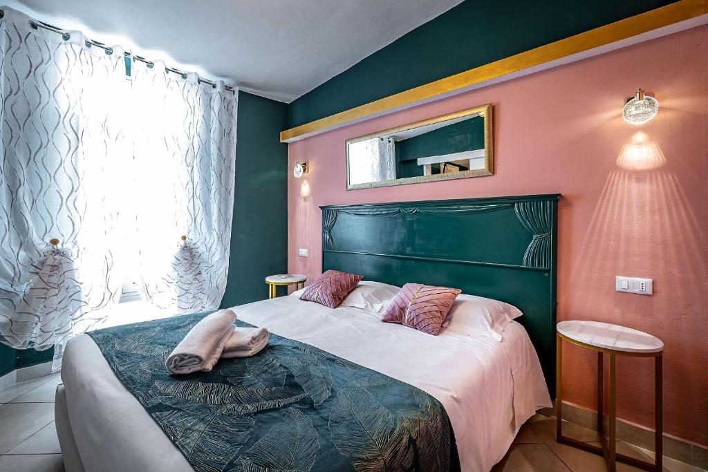 Łóżko lub łóżka w pokoju w obiekcie HOTEL VENETO Centro Storico di Firenze
